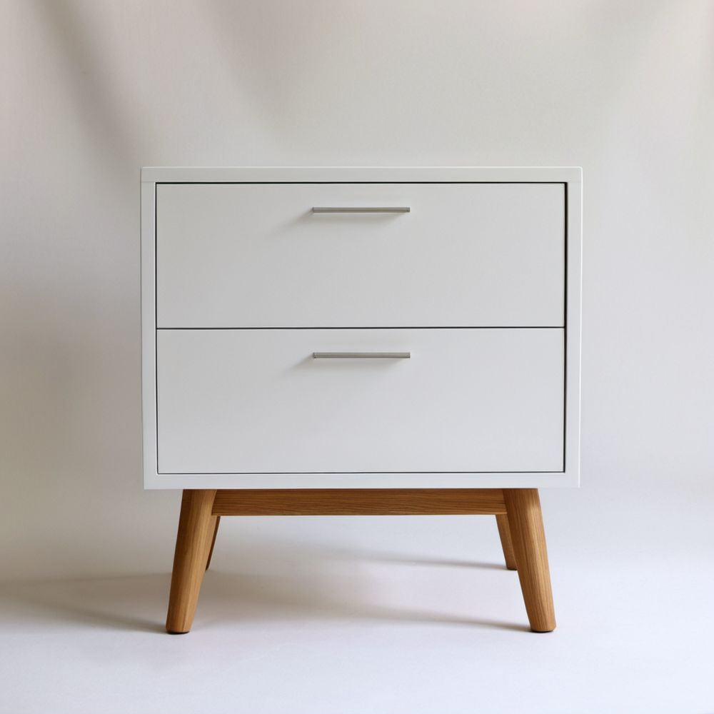 Biała szafka nocna z MDF na drewnianych nogach, 2 szuflady, 60 × 40 × 65 cm